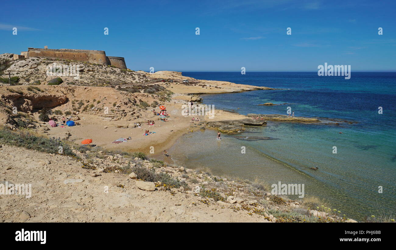 Cove in Cabo de Gata-Nijar Naturpark mit der Burg San Ramon, El Playazo de Rodalquilar, Mittelmeer, Almeria, Andalusien, Spanien Stockfoto