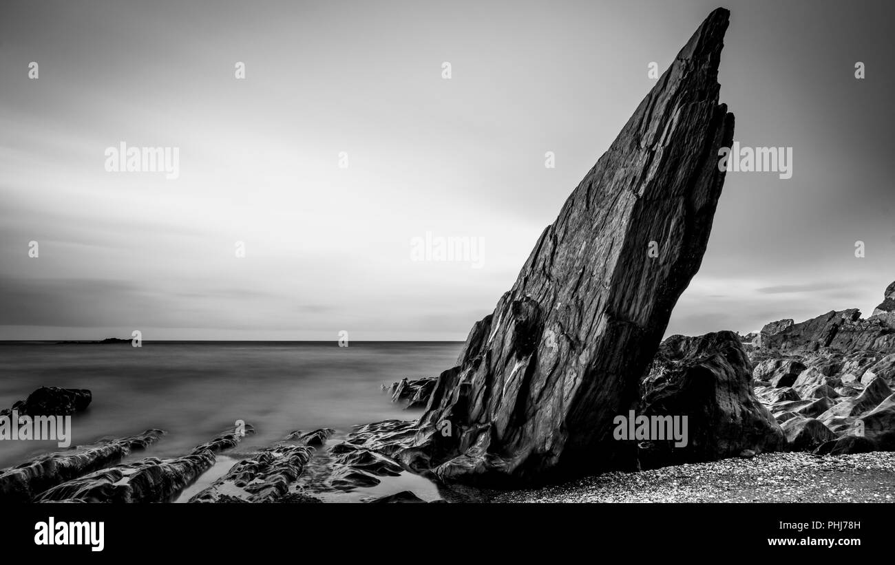 Den schiefen Rock bei Ayrmer Cove Stockfoto