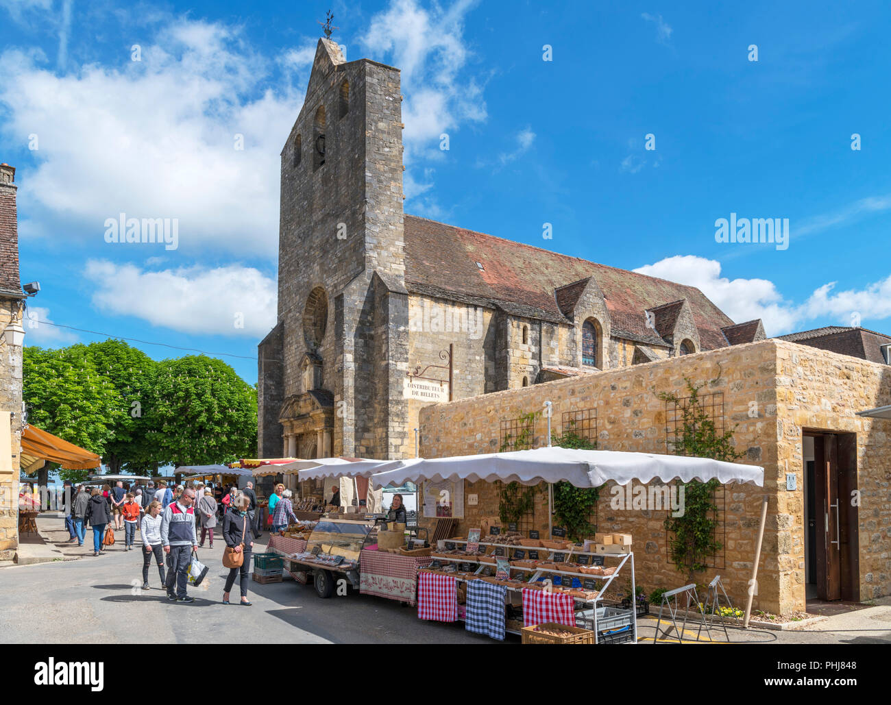 Verkaufsstände in Place de la Halle in Richtung L'Eglise Notre-Dame-de-l'Assomptione, historische Altstadt von Domme, Dordogne, Frankreich Stockfoto