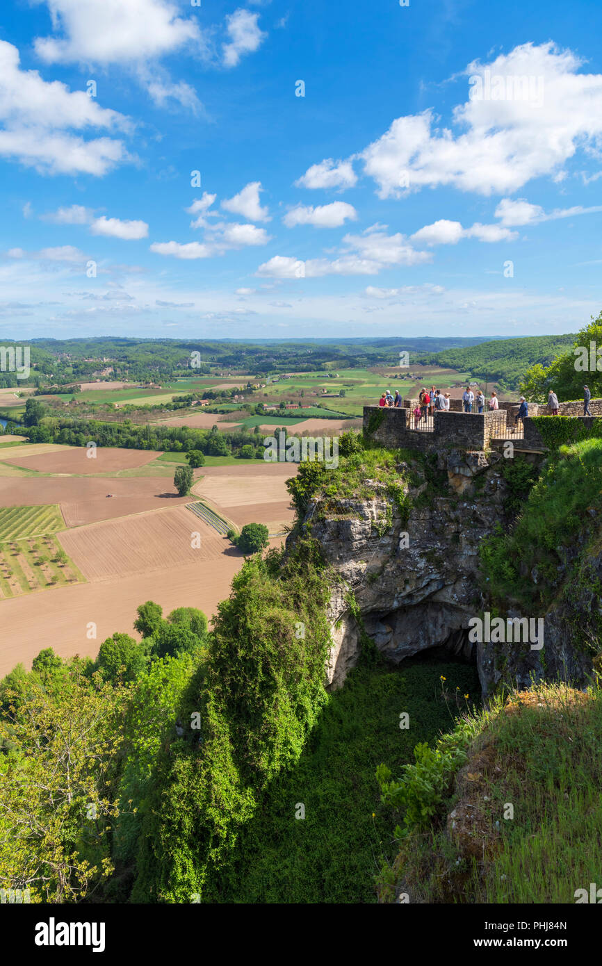 Blick über das Tal der Dordogne von den Mauern der Altstadt von Domme, Dordogne, Frankreich Stockfoto