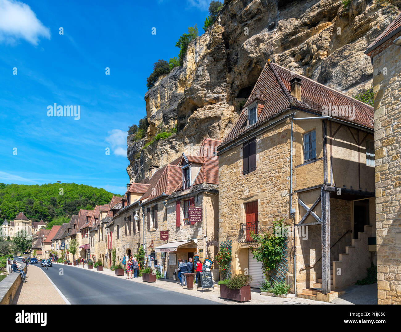 Main Street (D703) entlang dem Fluss Dordogne in La Roque Gageac, Dordogne, Frankreich Stockfoto
