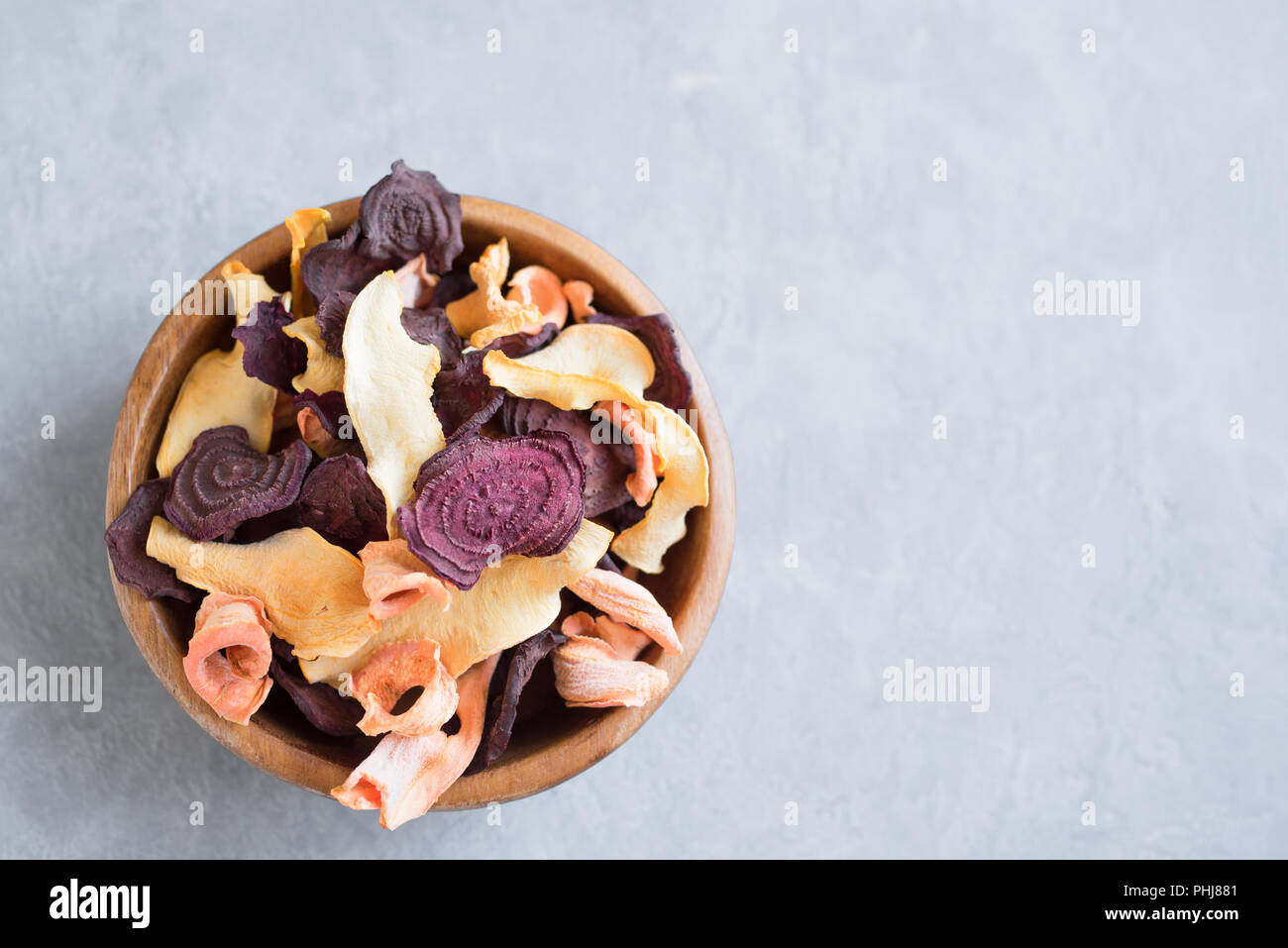 Verschiedenen pflanzlichen Chips auf grauem Hintergrund, kopieren. Verschiedene getrocknete rote Beete, Karotten, Kürbis Gemüse Chips - gesunden veganen Snack. Stockfoto