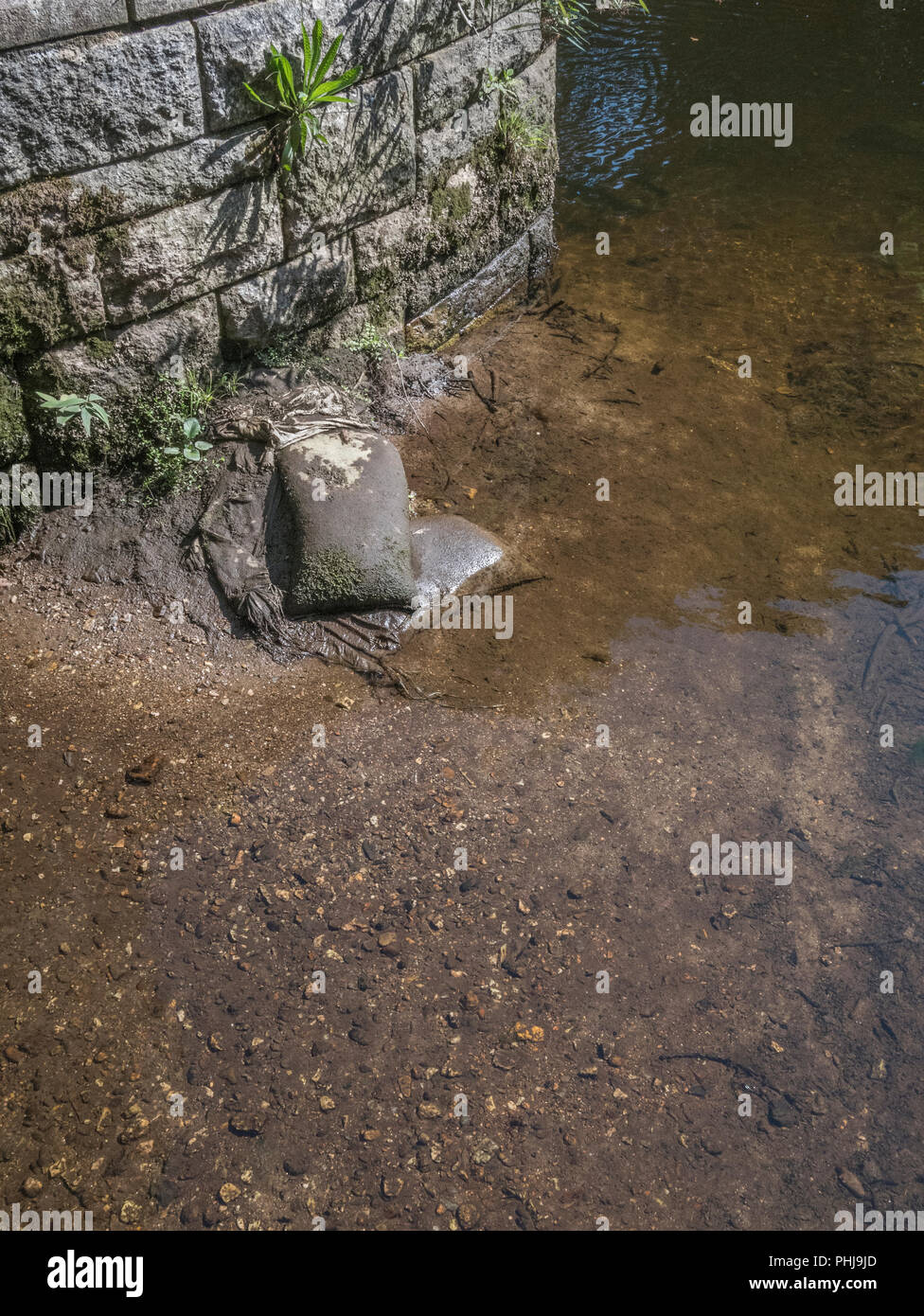 Reste von Sandsäcken in Hochwasserschutz verwendet. Stockfoto