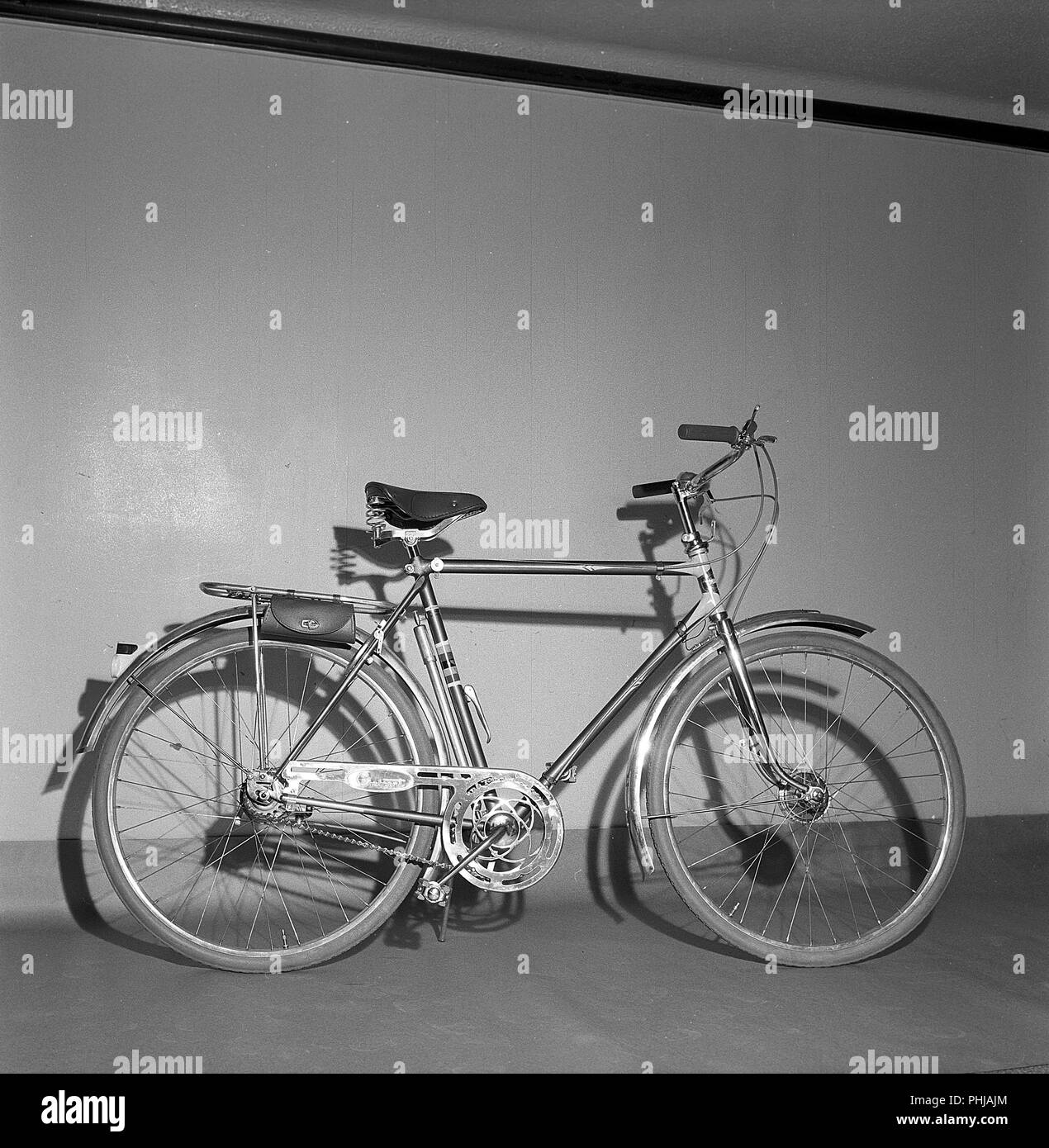 1950er Fahrrad. Ein exklusives Modell für Männer, die von schwedischen  Herstellers Nymanbolaget für die Marke Crescent. Er hat Drum bricht auf dem  Vorderrad, drei Gänge, praktische Ledertasche für Werkzeuge und eine  Halterung