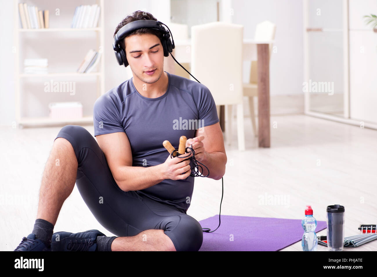 Mann Sport zu Hause und Hören von Musik Stockfoto