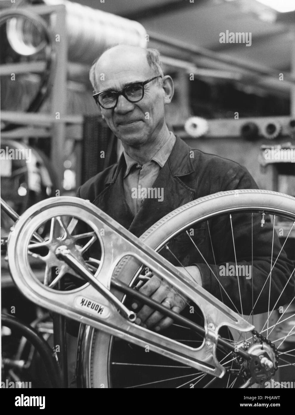 Werk in den 1950er Jahren. Ein Arbeiter am Fahrrad und Motorrad Monark in Schweden. Er steht mit einem Fahrrad, das fast in der Produktion fertig ist. Schweden 1958 Stockfoto