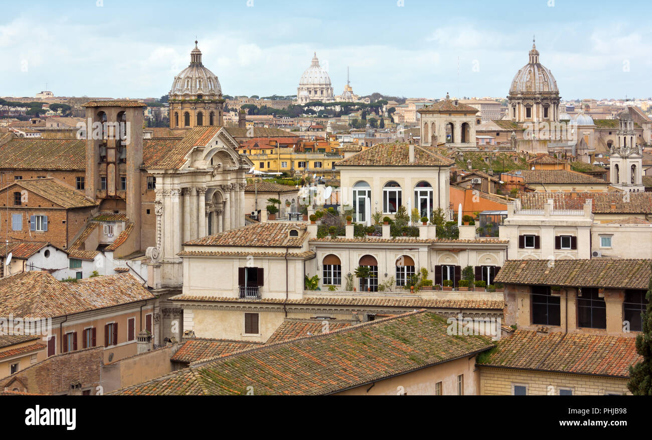 Skyline von Rom mit seinen Palästen und den schönen Kuppeln der Kirchen Stockfoto