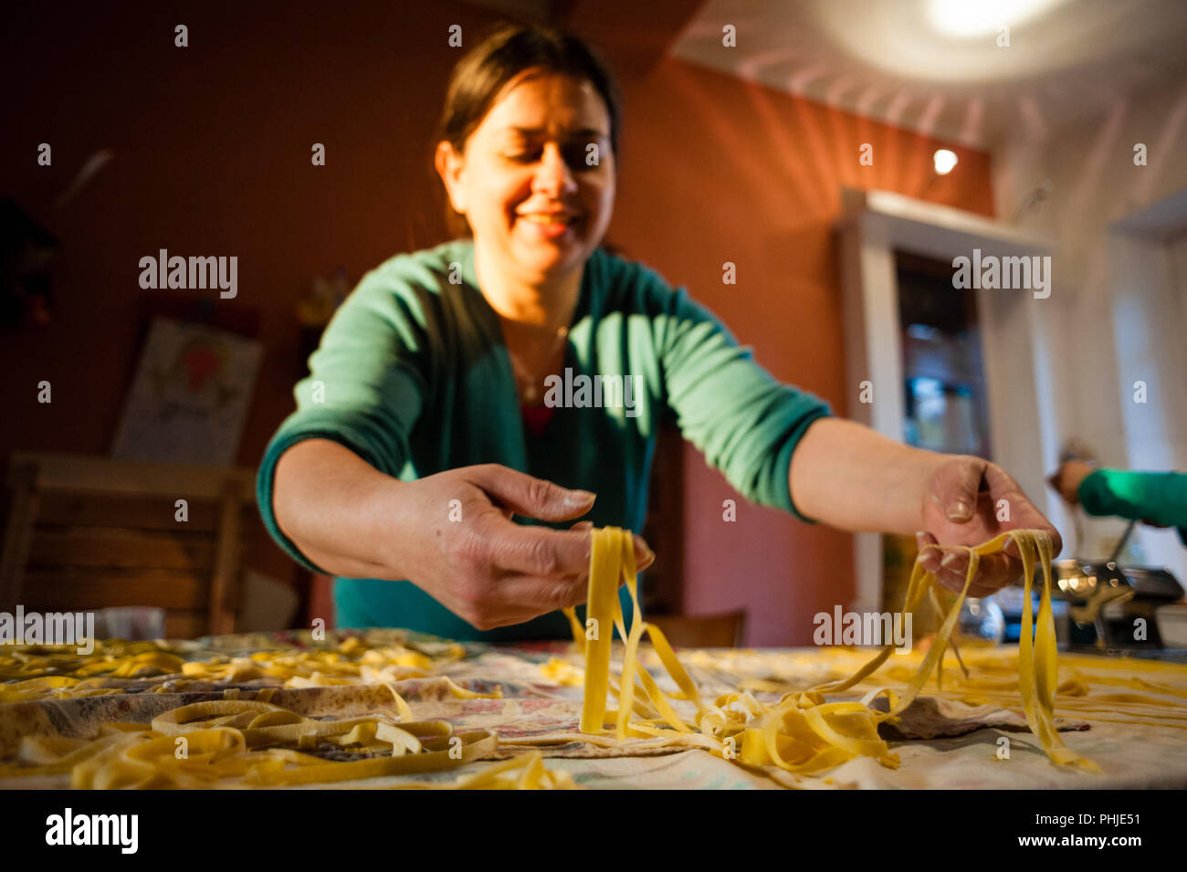 40 Jahre alte Frau bereitet frische Eier pasta hausgemachte Nudeln Stockfoto
