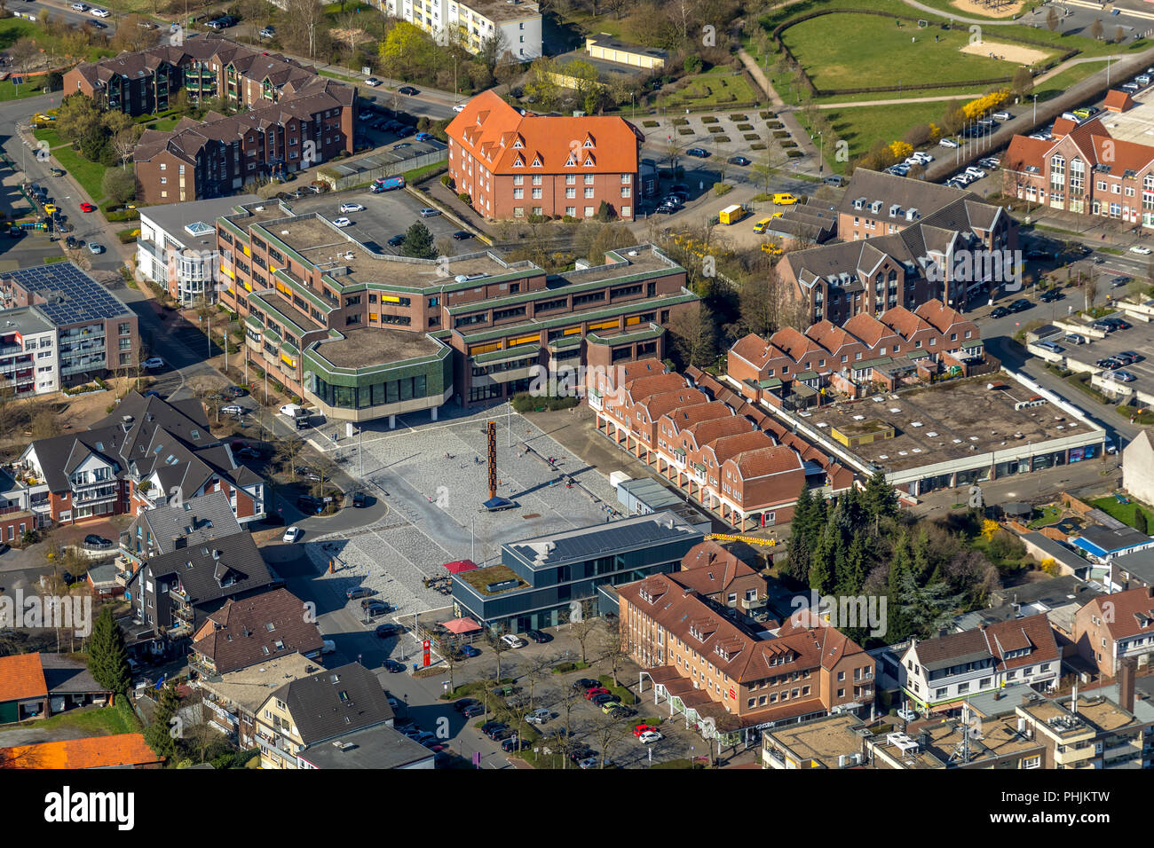 Voerde Rathaus mit Rathausplatz, Niederrheinische Sparkasse RheinLippe, in Voerde in Nordrhein-westfalen. Voerde, Ruhrgebiet, Nordrhein-Westfalen, Deutschland, Voerd Stockfoto