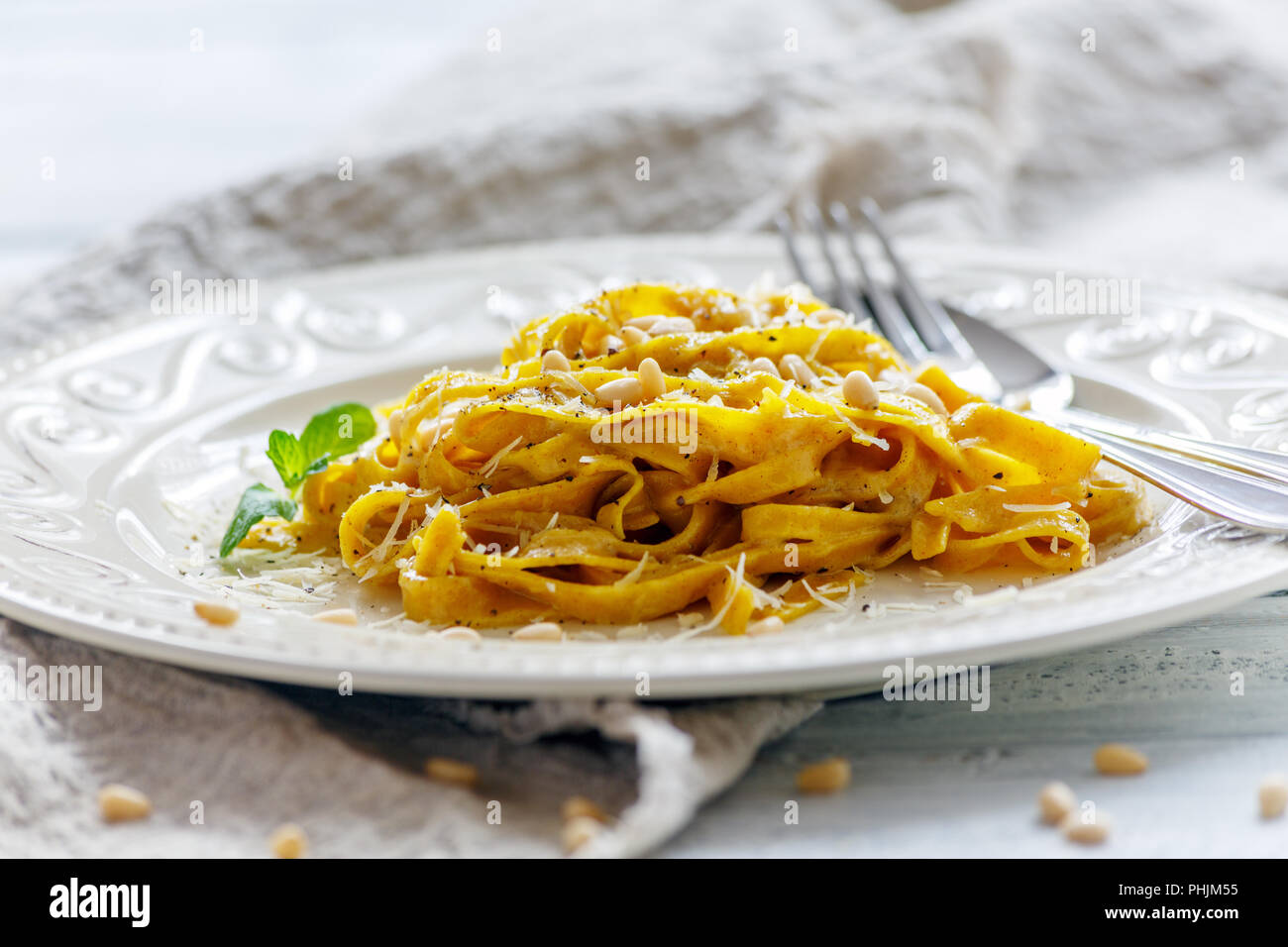 Hausgemachte Pasta mit Parmesan, schwarzer Pfeffer und Pinienkernen. Stockfoto