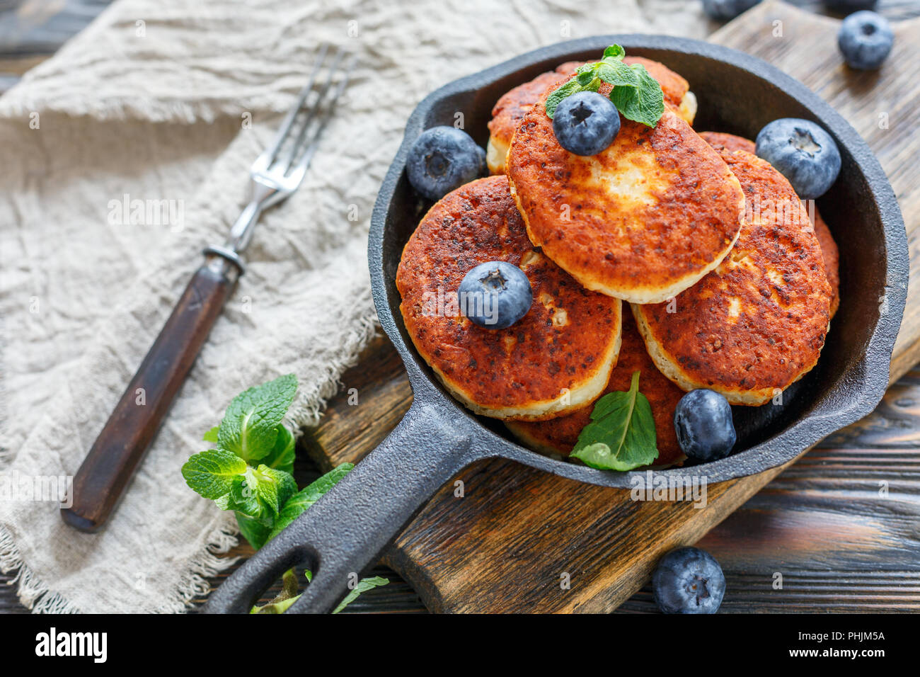 Hausgemachten Quark Pfannkuchen und Heidelbeeren. Stockfoto