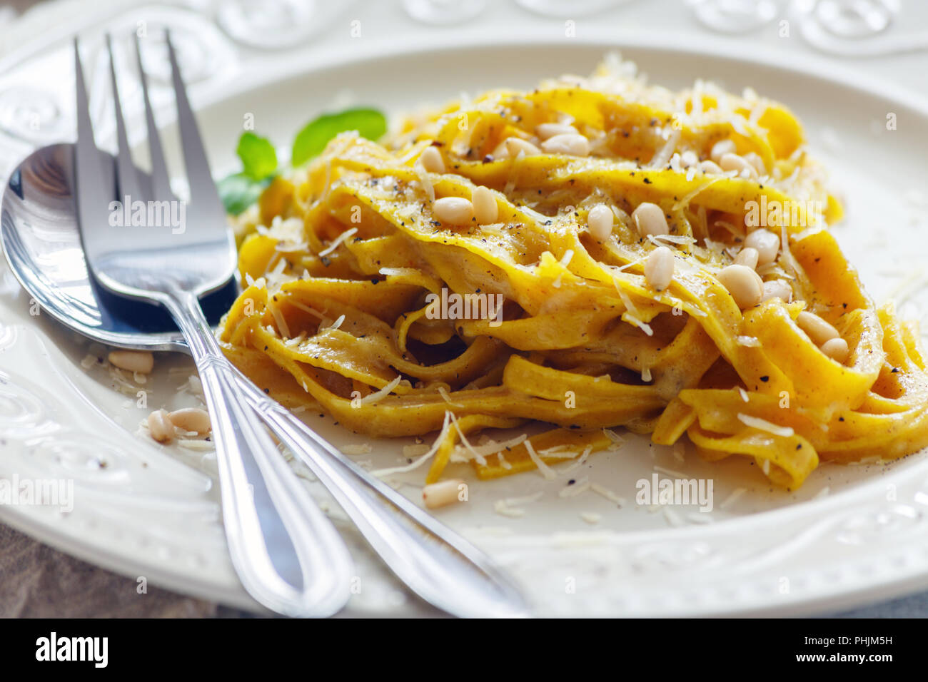 Köstliche hausgemachte Pasta mit Parmesan und Pinienkerne. Stockfoto