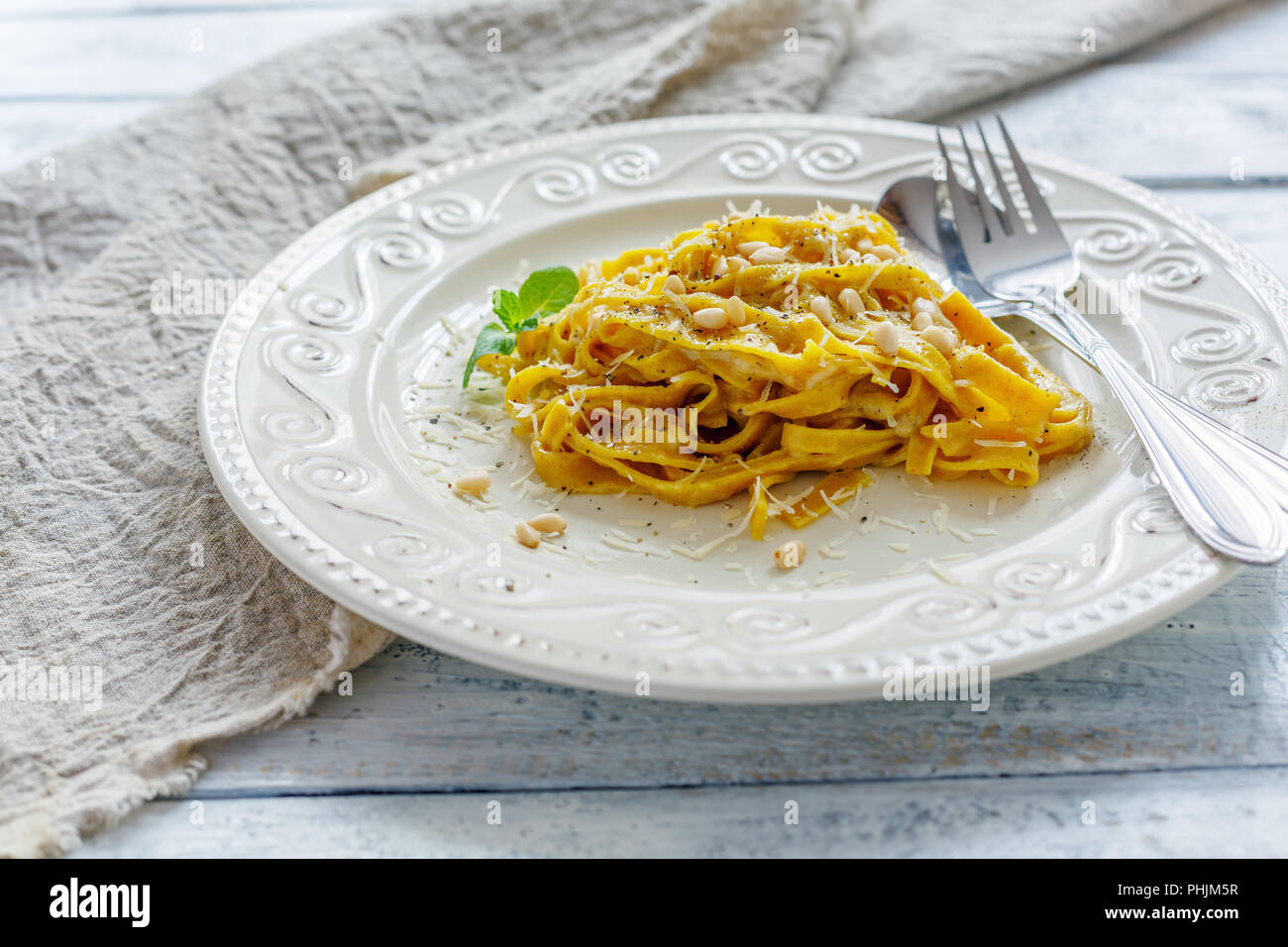 Hausgemachte Pasta mit Parmesan, Pfeffer und Pinienkernen. Stockfoto