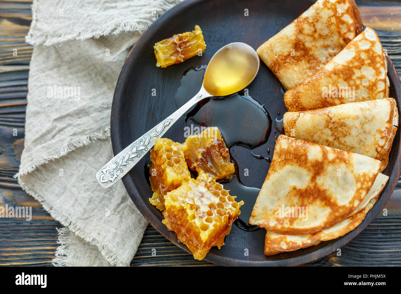 Crepes und Honig für ein leckeres Frühstück. Stockfoto
