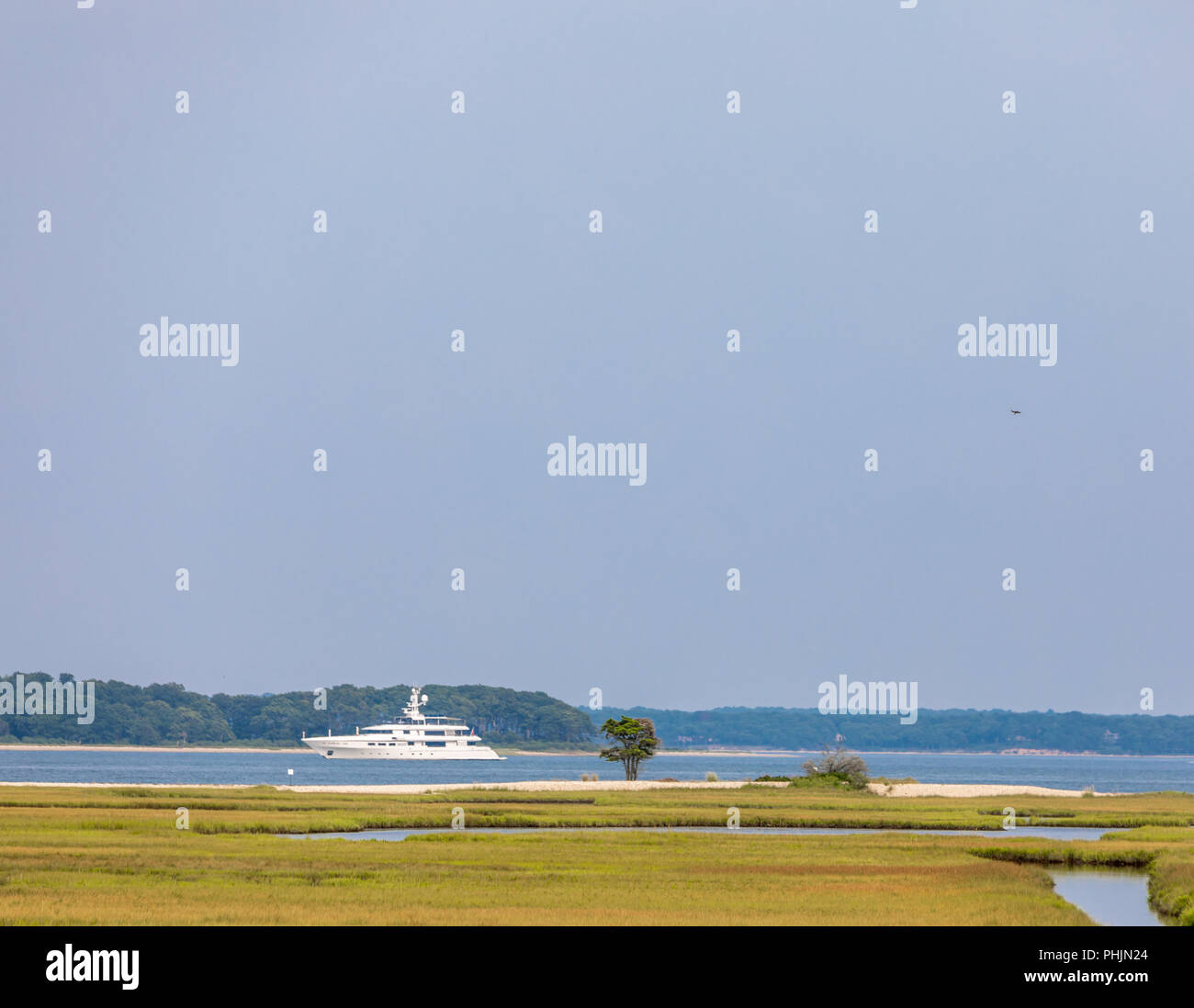 Eine große Yacht vor der Küste von einem Naturschutzgebiet in North Haven NY Stockfoto