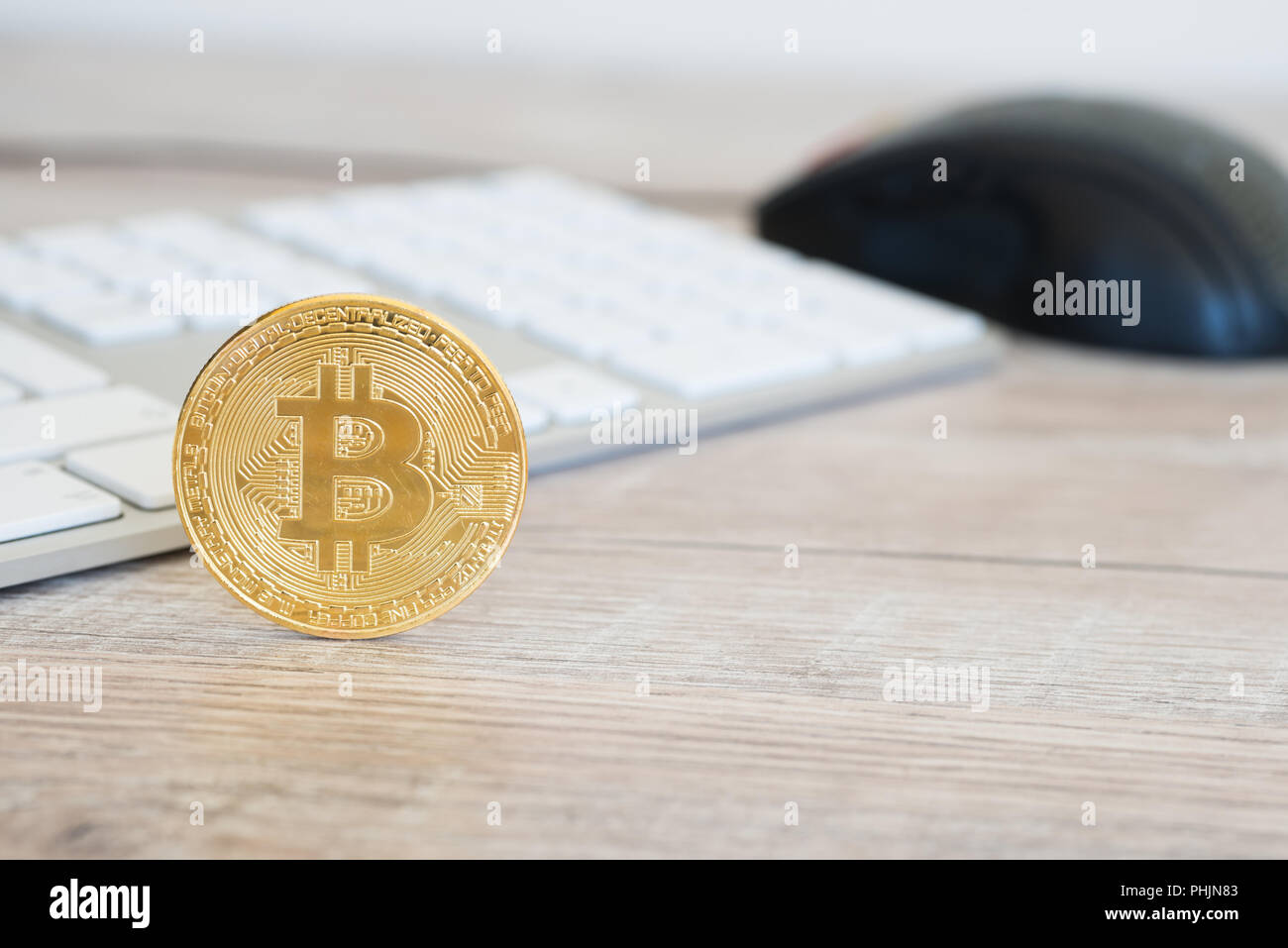 Golden bitcoin auf einer hölzernen Schreibtisch Stockfoto