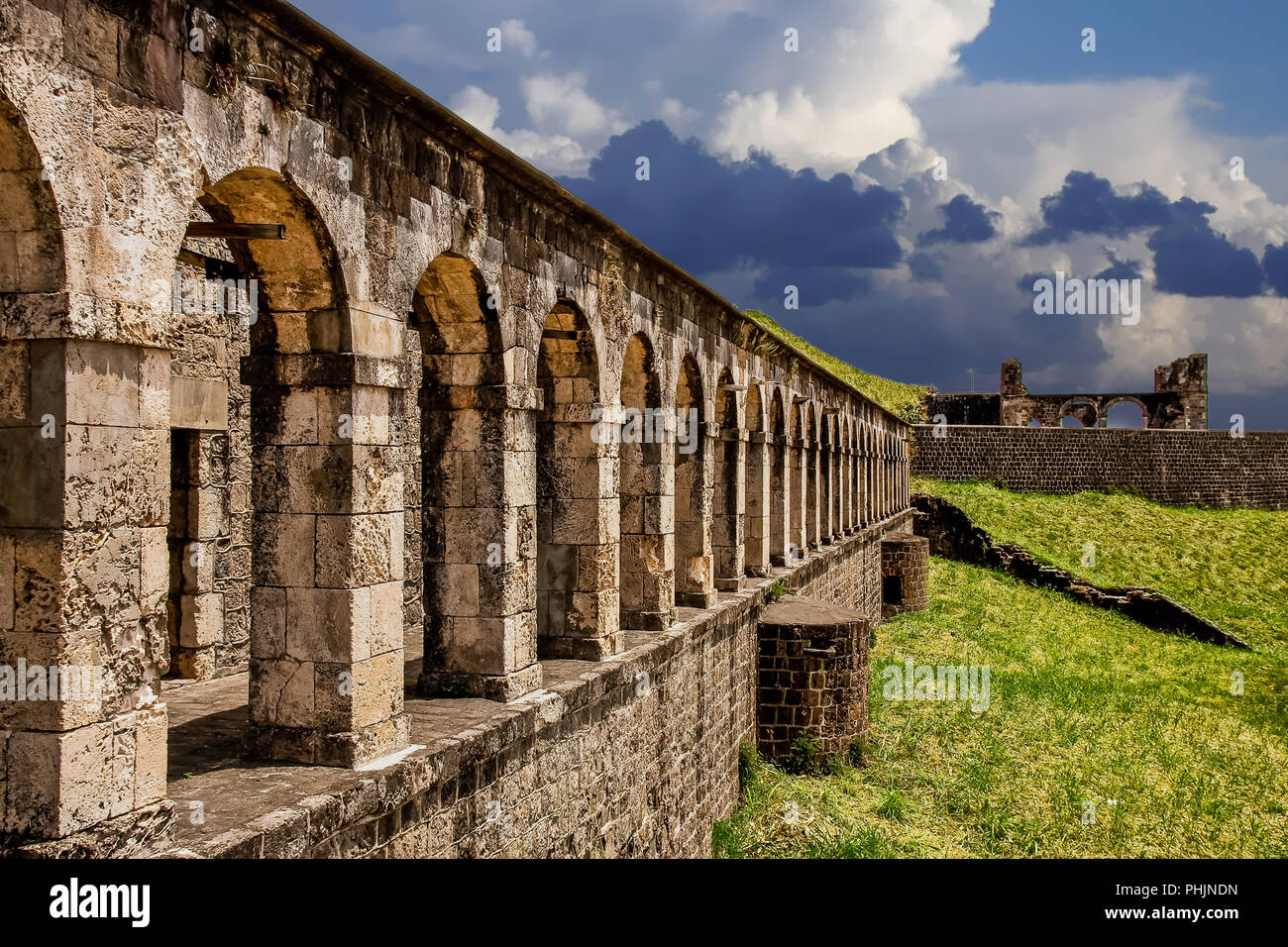 Eine Linie der alten steinernen Bögen auf einem Hügel die Festung Stockfoto