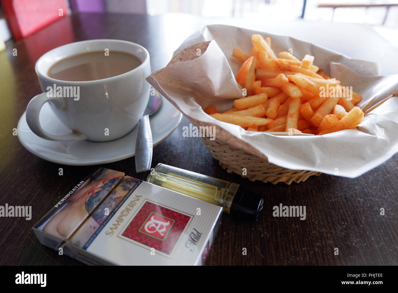 Kaffee, gebratenen Kartoffeln und Zigarette Stockfoto
