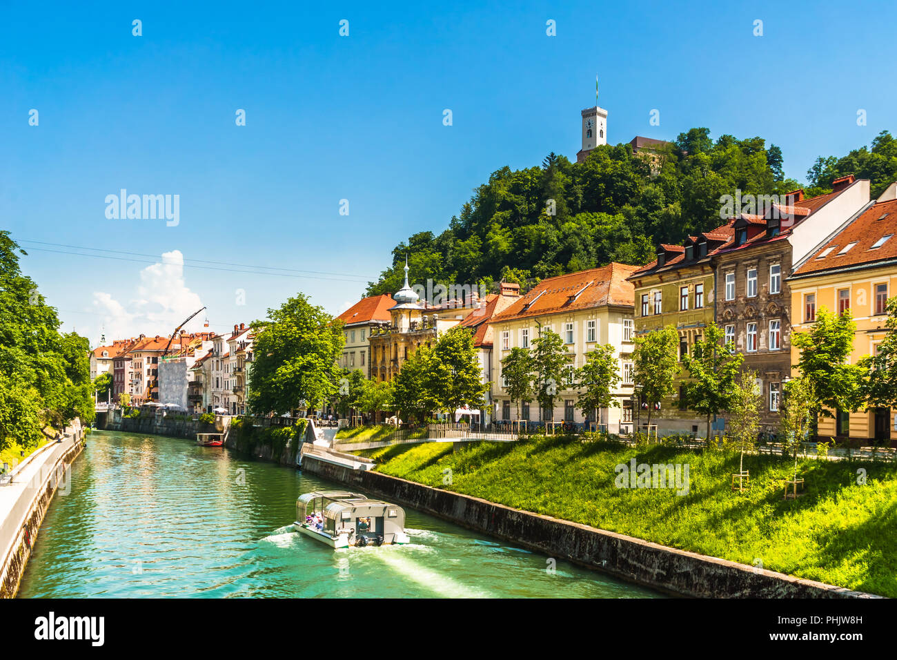 Mittelalterliche Bauten und Ljubljanica in Ljubljana - Slowenien Stockfoto