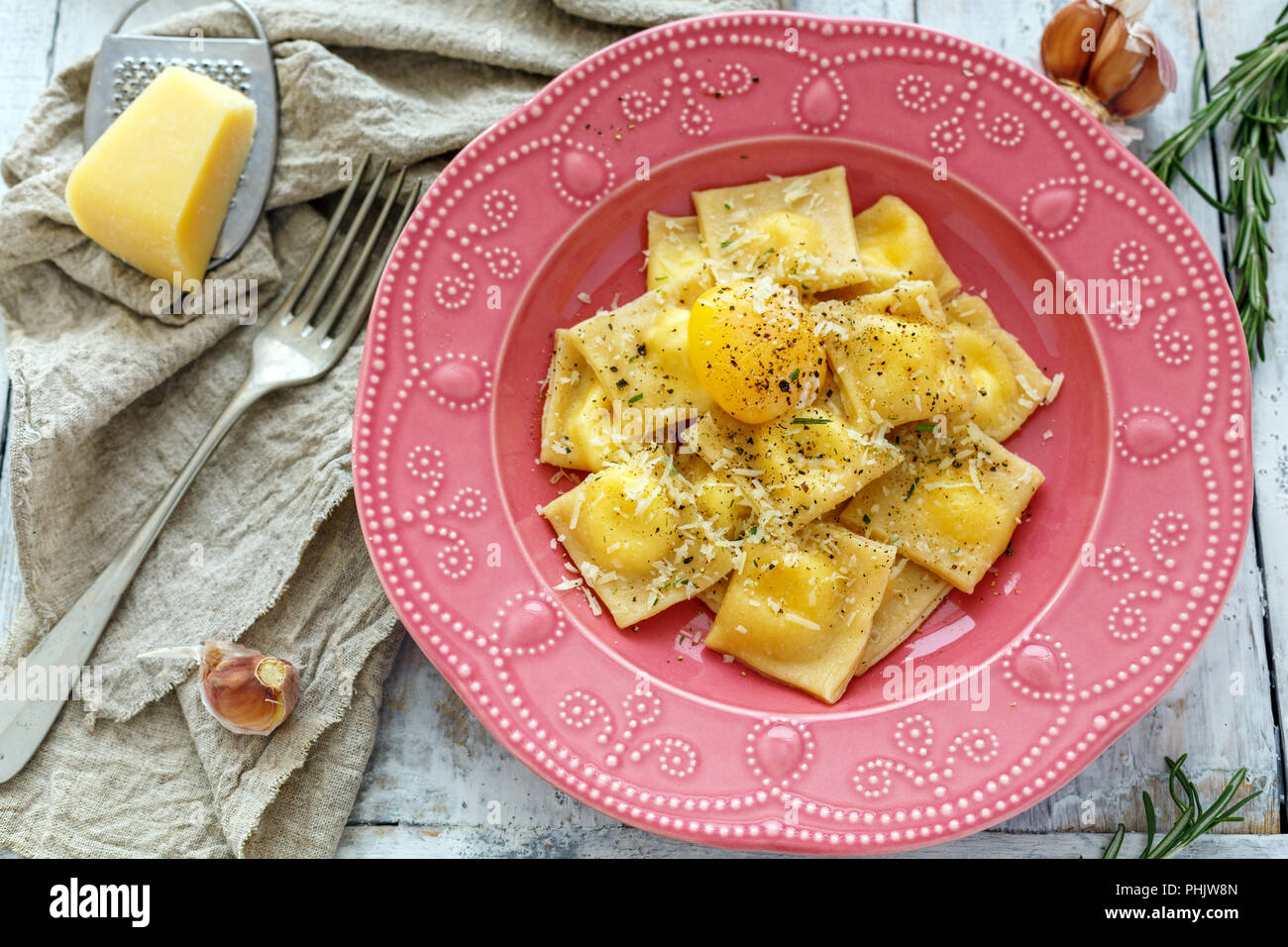 Ravioli mit Eigelb, schwarzer Pfeffer und Parmesan. Stockfoto