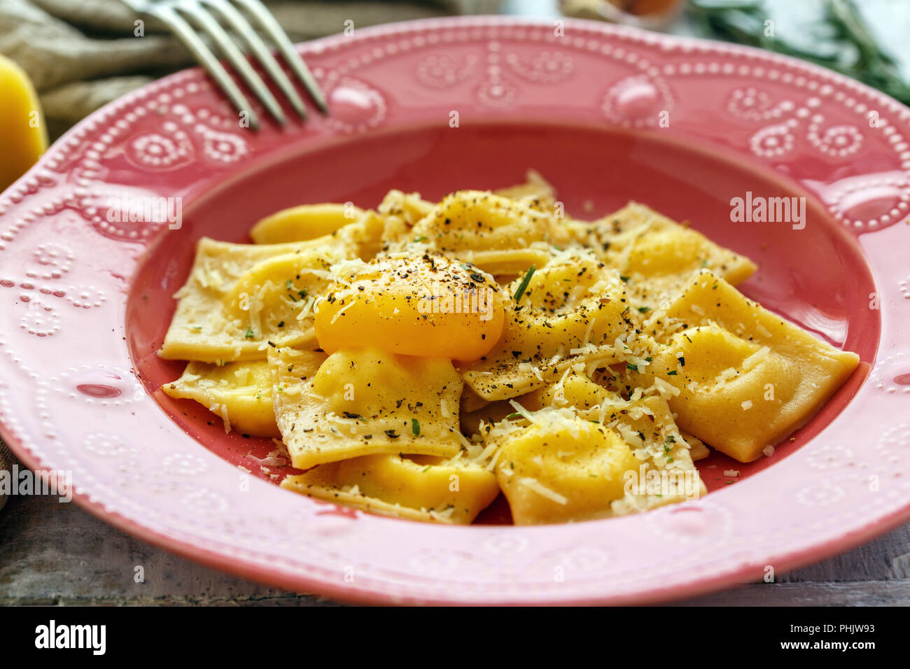 Ravioli mit Ricotta und Parmesan in einer Platte. Stockfoto