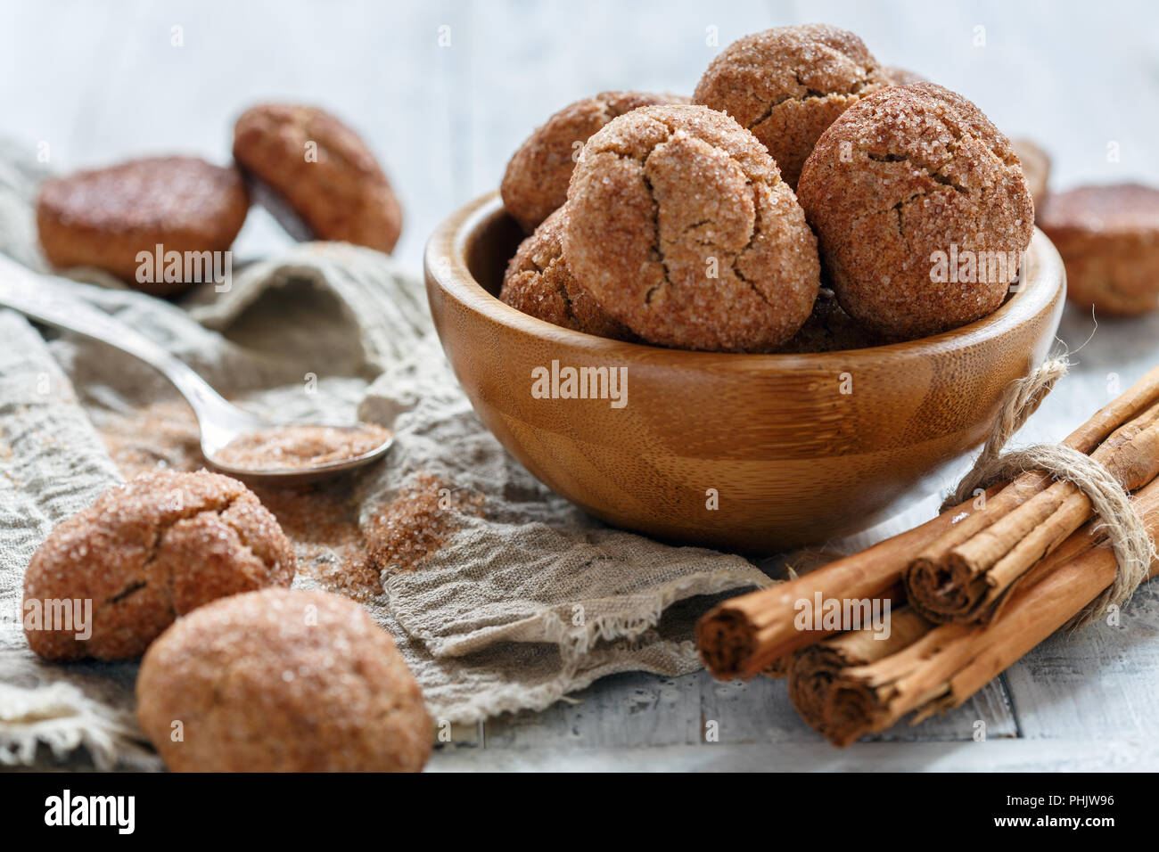 Cinnamon cookies mit Rissen. Stockfoto