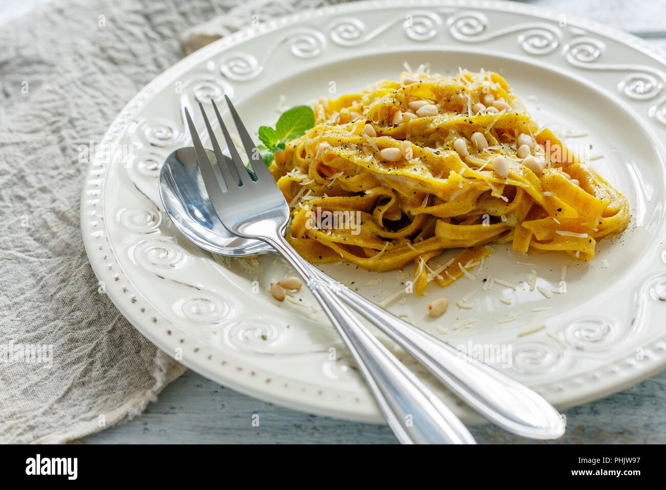 Hausgemachte Pasta mit Parmesan, Pfeffer und Pinienkernen. Stockfoto