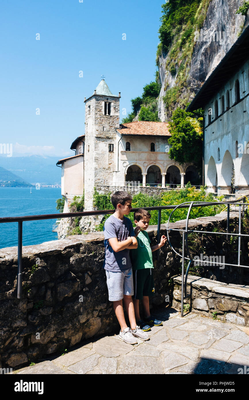 Kinder im Santa Caterina del Sasso, Lago Maggiore Stockfoto