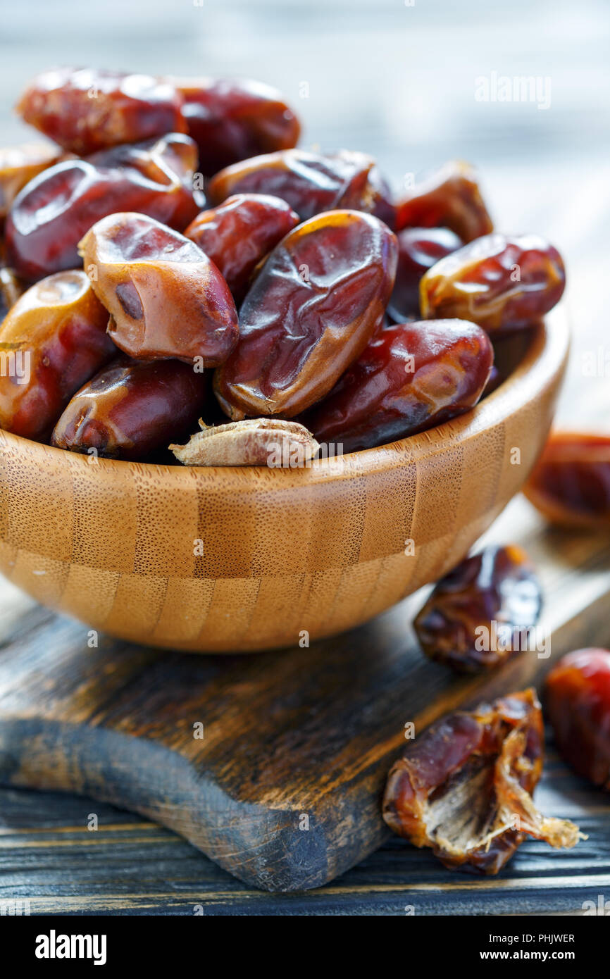 Getrocknete Datum Obst in eine hölzerne Schüssel. Stockfoto