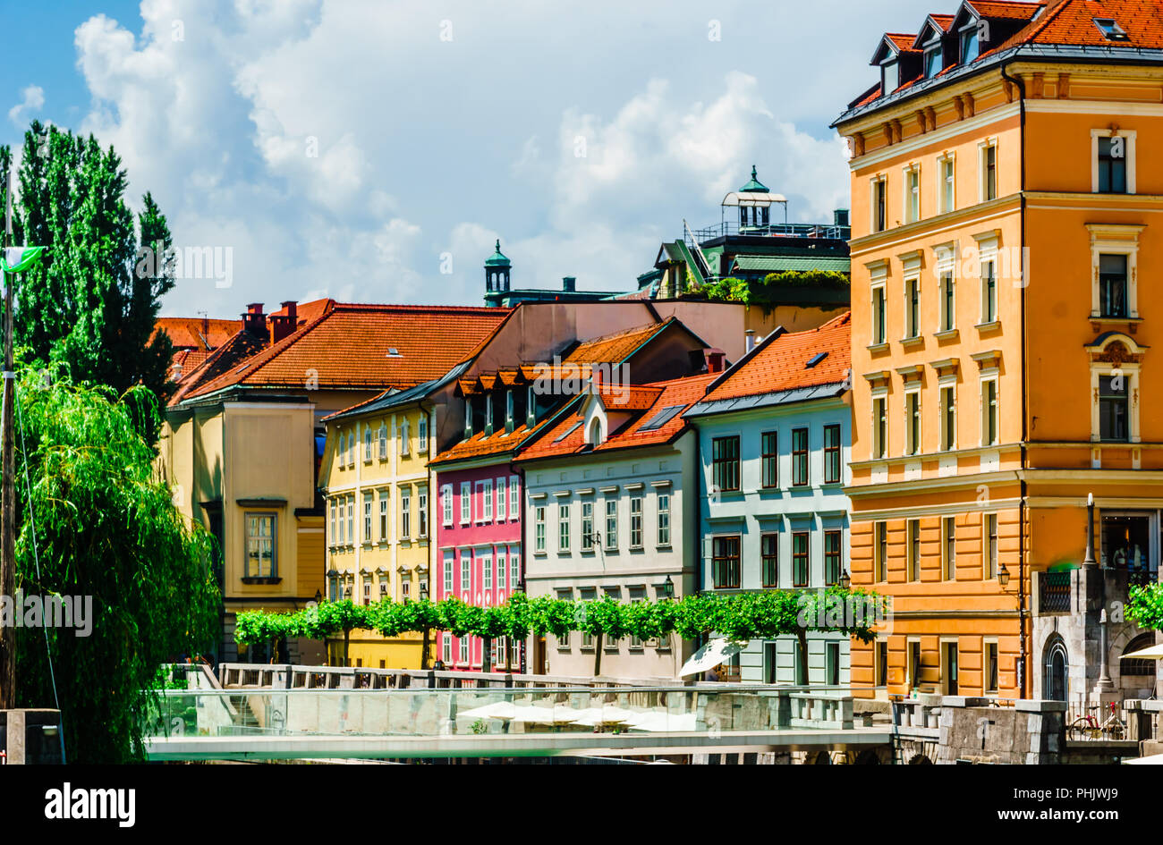 Farbenfrohe historische Gebäude in der Altstadt von Ljubljana - Slowenien Stockfoto