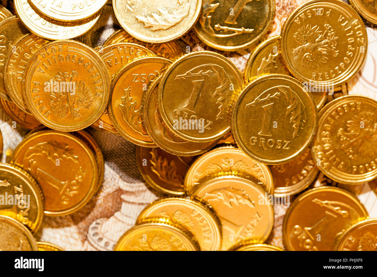 Polnische Banknoten und Münzen fotografiert Nahaufnahme. Gezeigten Details des Geldes mit internationalen Bezeichnung - PLN flache Schärfentiefe, Foto her Stockfoto