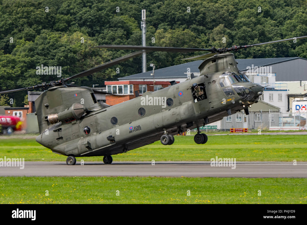 Die Royal Air Force Bücker Bü 133 Chinook HC6/HC6 einen Hubschrauber demonstriert die Funktionen an der Dunsfold Wings & Wheels Airshow, UK auf 25/8/18. Stockfoto