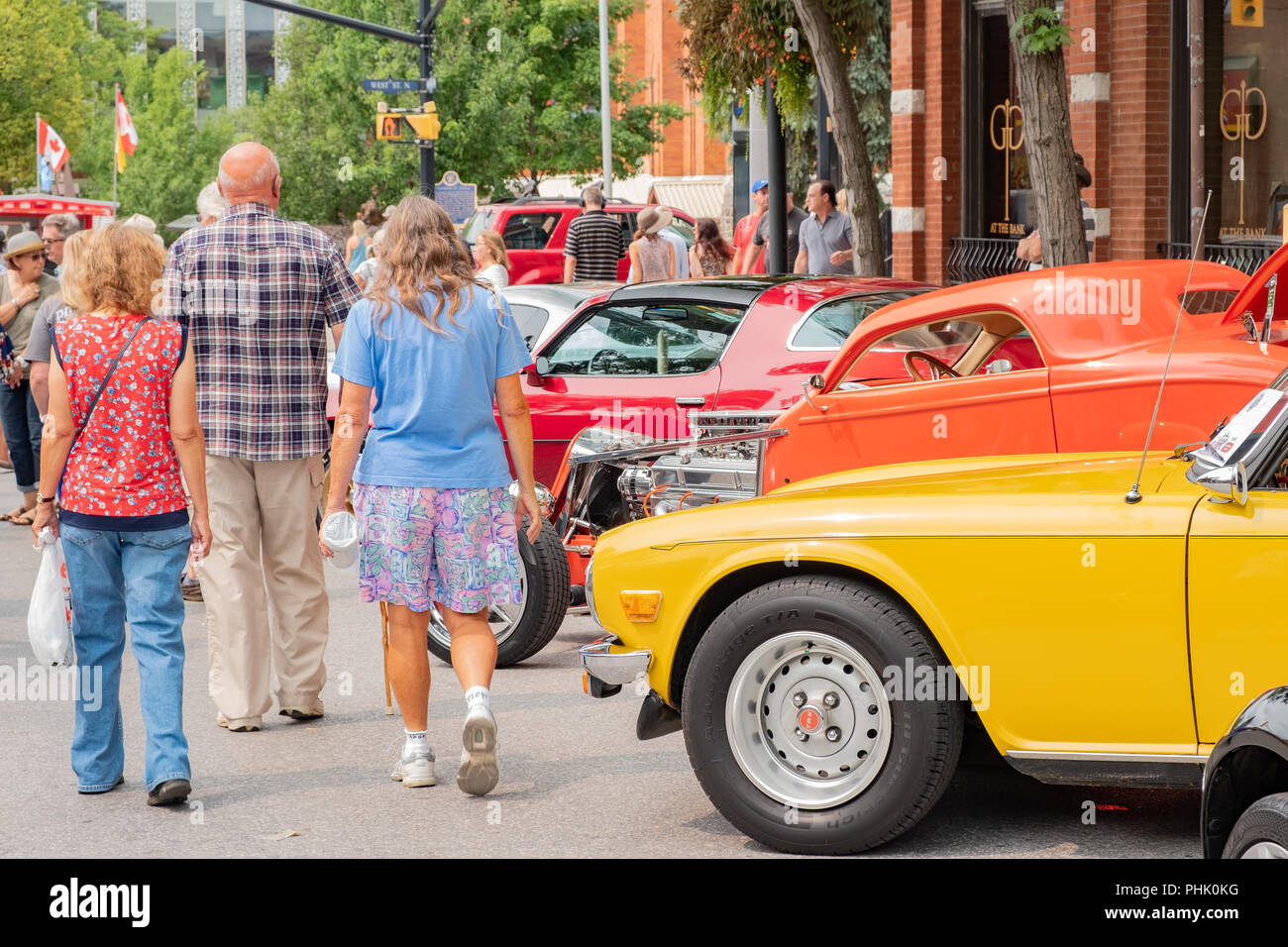 Bunte Oldtimer säumen die Hauptstraße von Orillia Ontario während der jährlichen Downtown Car Show. Stockfoto