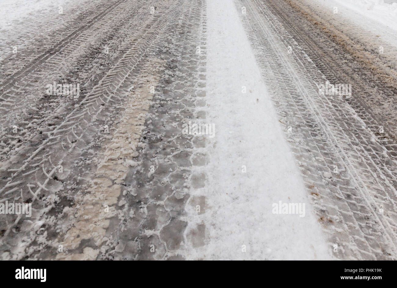 Schnee liegen auf der Straße im Winter. Durch den Schnee sehen Sie den Asphalt Stockfoto