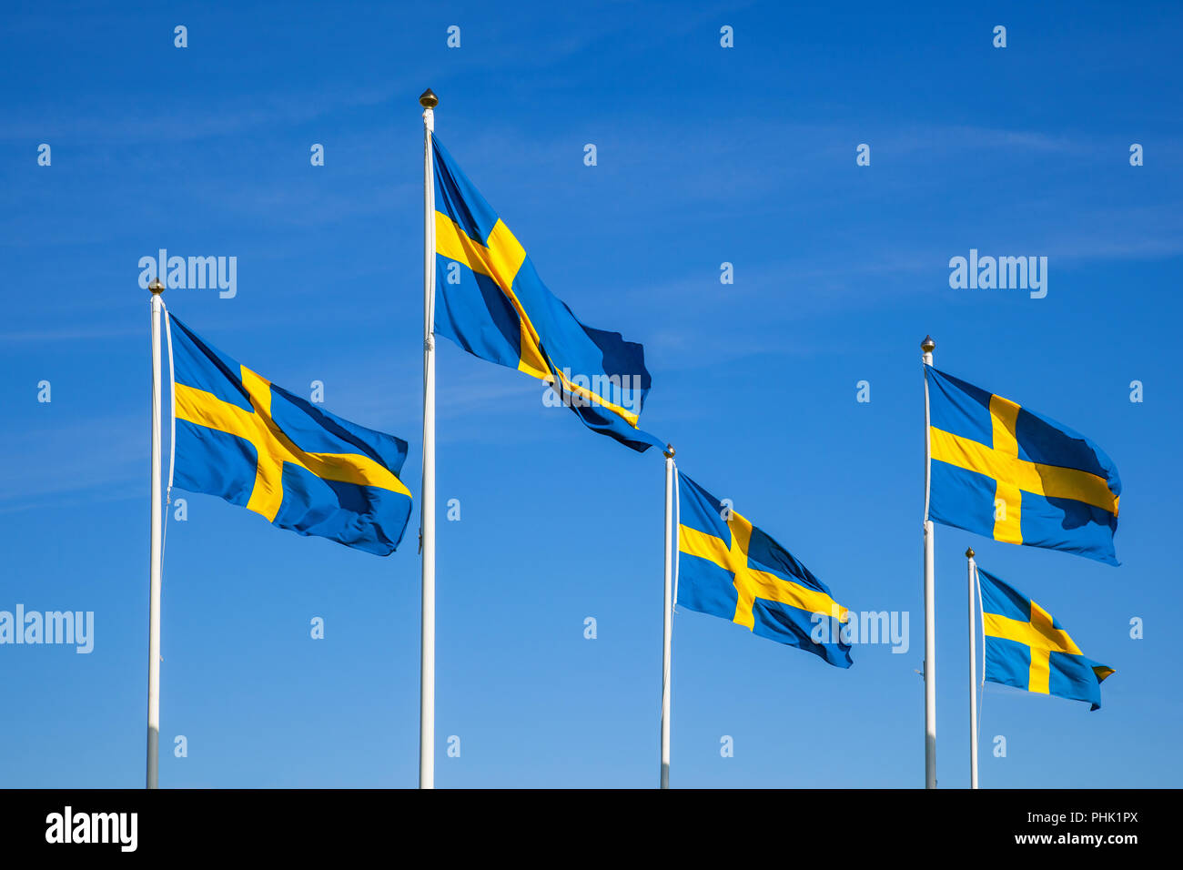 Schwedische Flaggen am Nationalfeiertag vor blauem Himmel Stockfoto