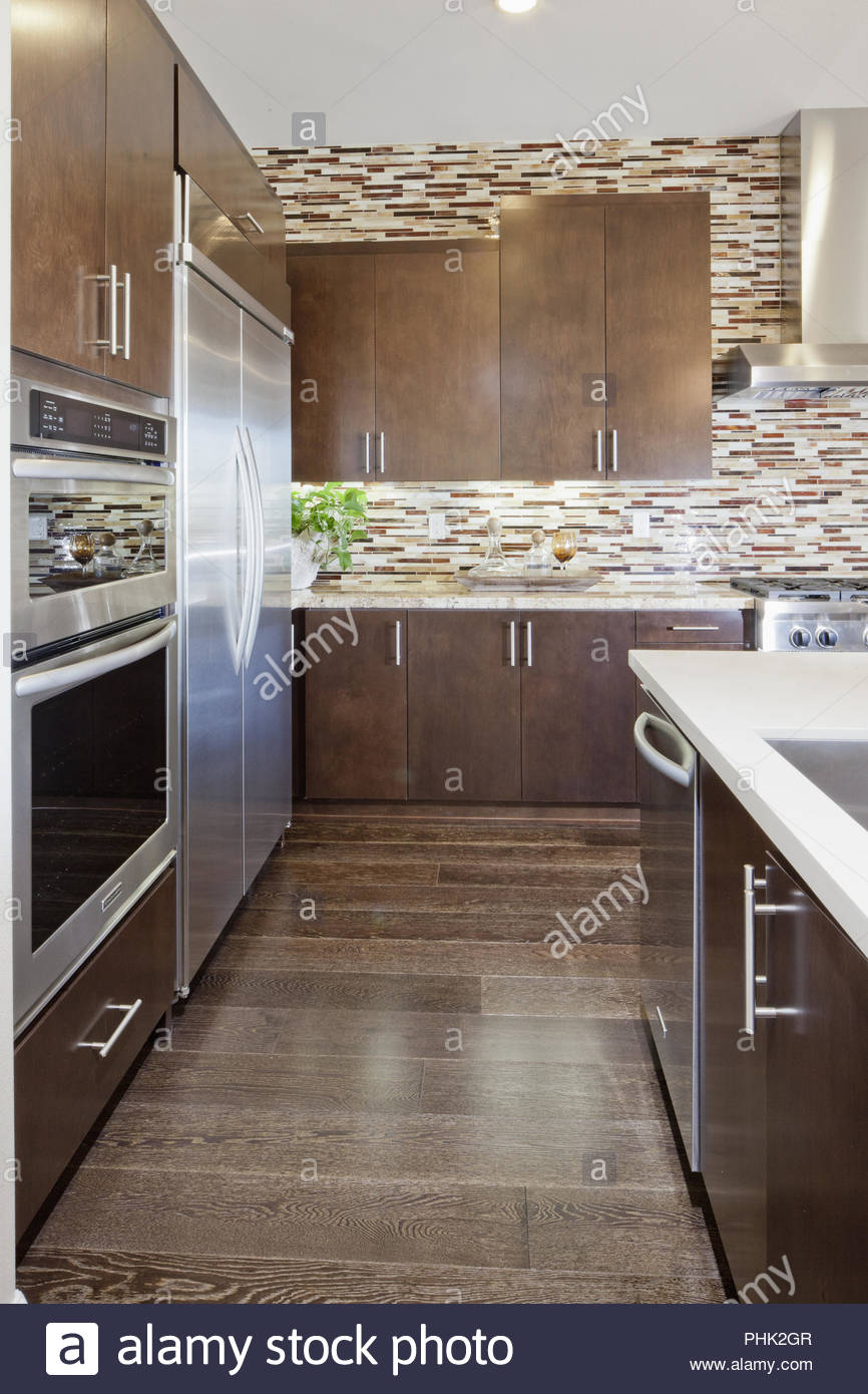 Braun Kuche Mit Gefliesten Wanden Stockfotografie Alamy