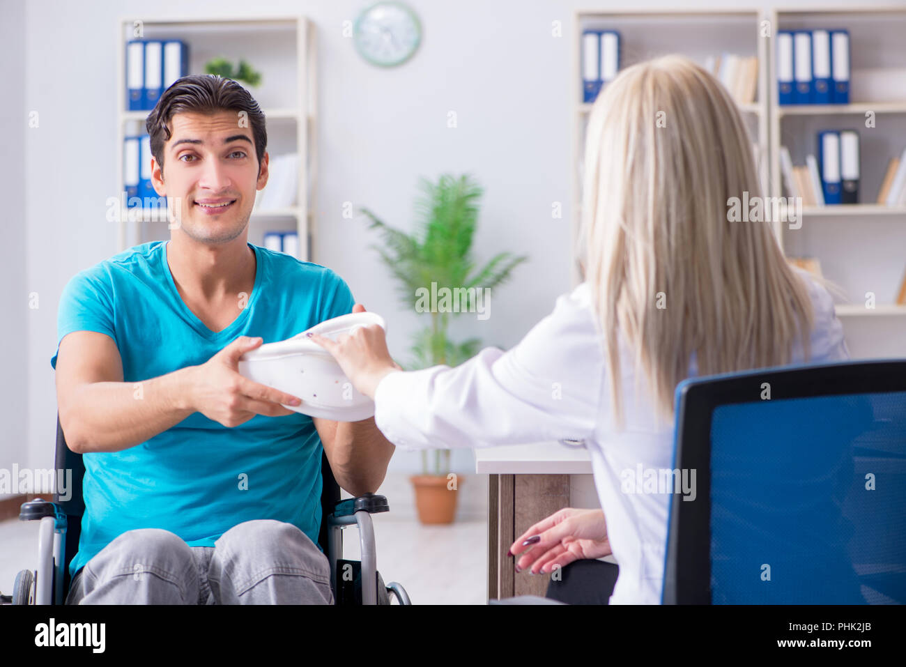 Behinderte Menschen im Rollstuhl besuchen Frau Doktor Stockfoto