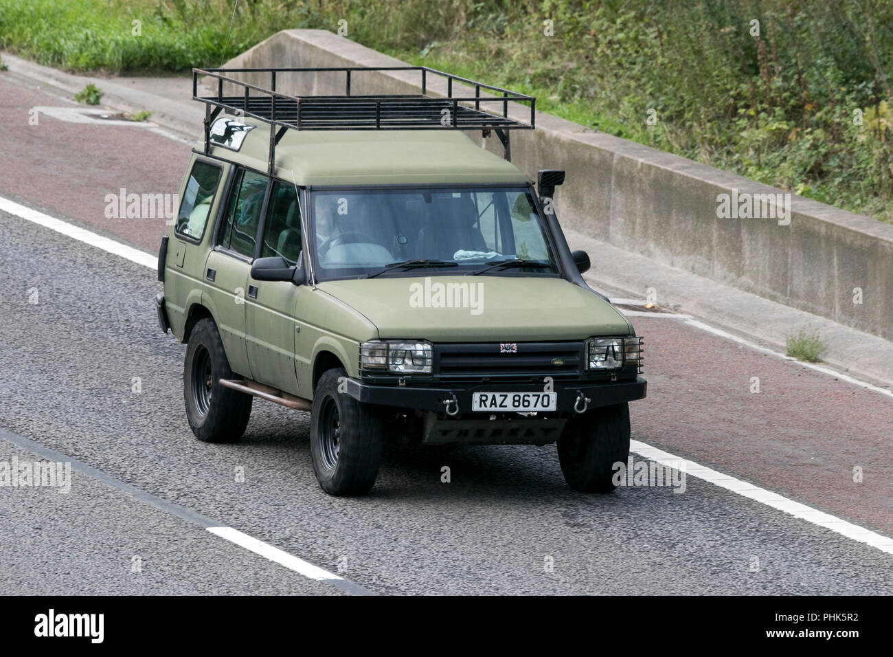 Matt Grün 1996 Land Rover Discovery TDI klassische Fahrzeuge auf der M6 an  der Lancaster, Großbritannien Stockfotografie - Alamy