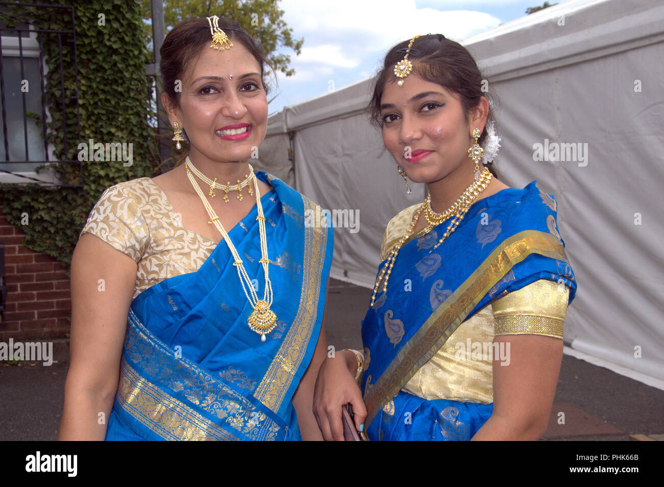 Manchester, Großbritannien. 1. September, 2018. Das erste Festival von Manchester im Platt Felder Park. Zwei indische Frauen. Stockfoto