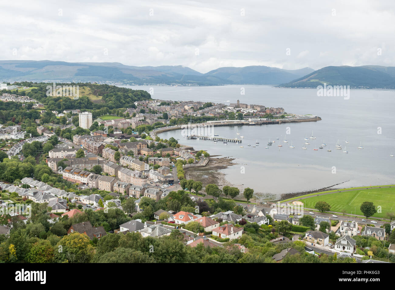 Gourock Inverclyde, Schottland, Großbritannien - erhöhte Ansicht von Lyle Hügel über Cardwell Bucht und Gourock Bay zu den pierhead und Kempock Punkt Stockfoto
