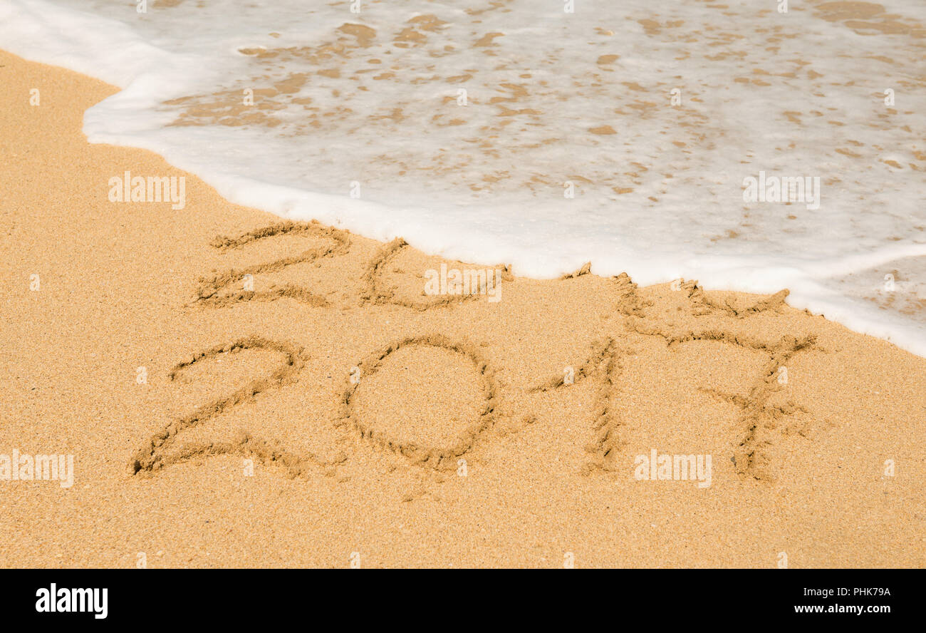 Ziffern 2016 und 2017 auf dem Sand Stockfoto