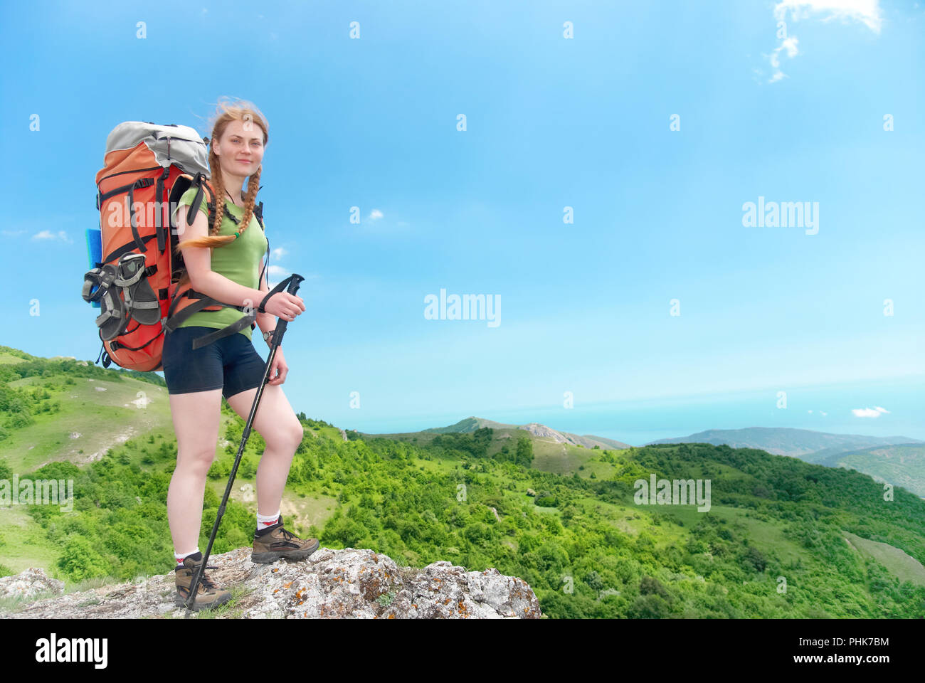 Wandern Frau mit Rucksack Stockfoto