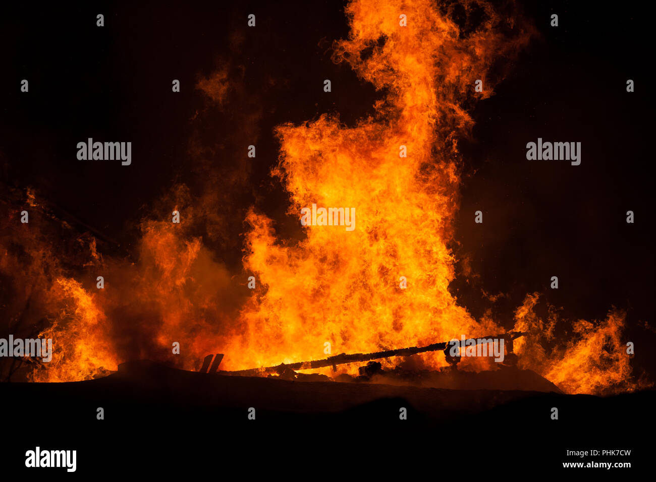Brennende Feuer Flamme auf Holzhaus Dach Stockfoto