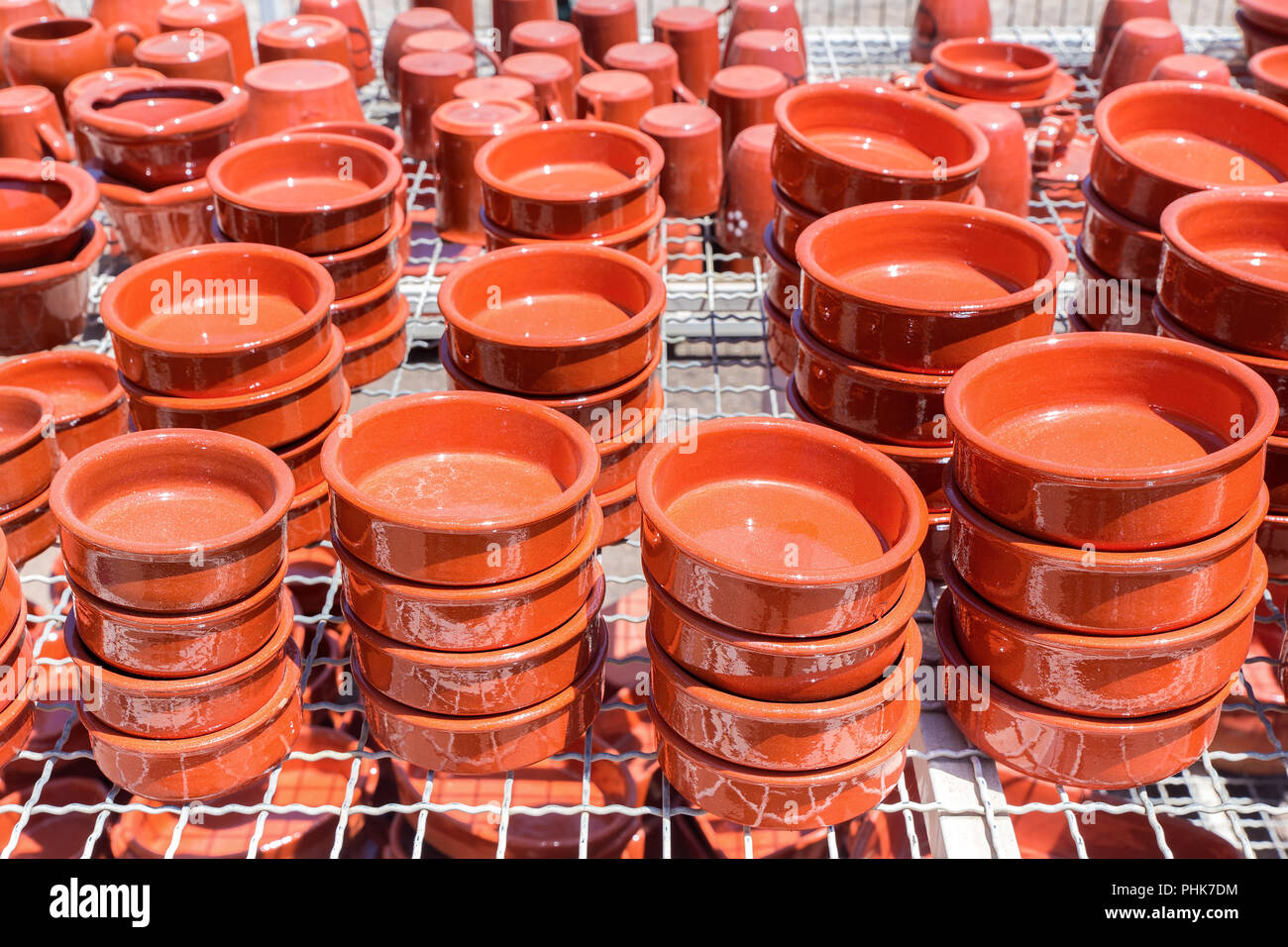 Gruppe von Lehm Skalen an Töpferei shop Stockfoto