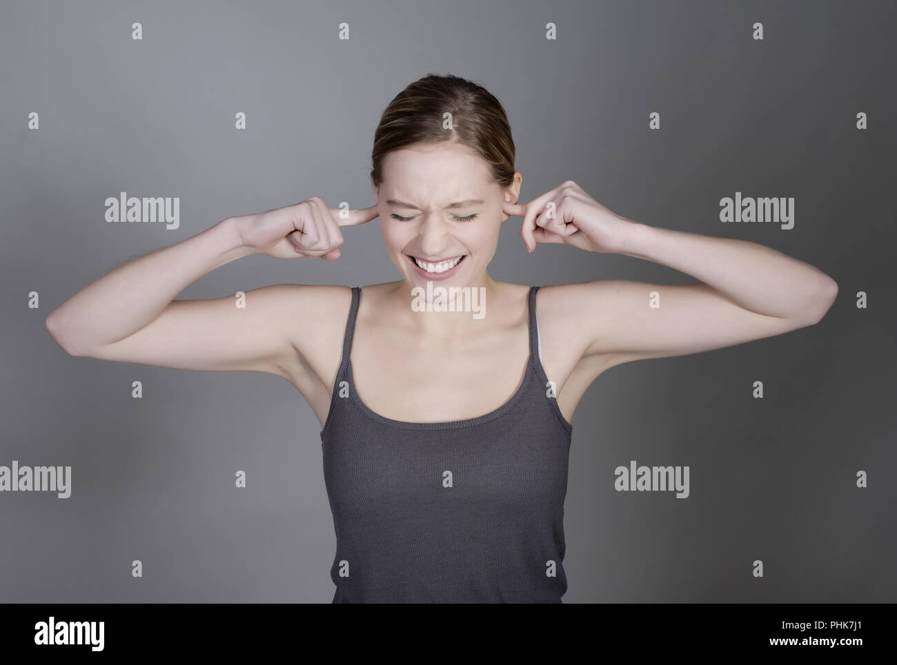 Frau ihre Ohren Halten mit den Fingern Stockfoto