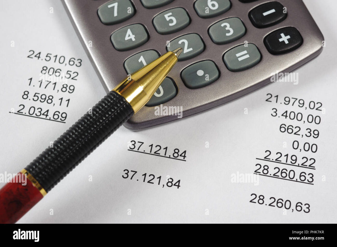 Finanzielle Rechnung mit Taschenrechner und Kugelschreiber Stockfoto