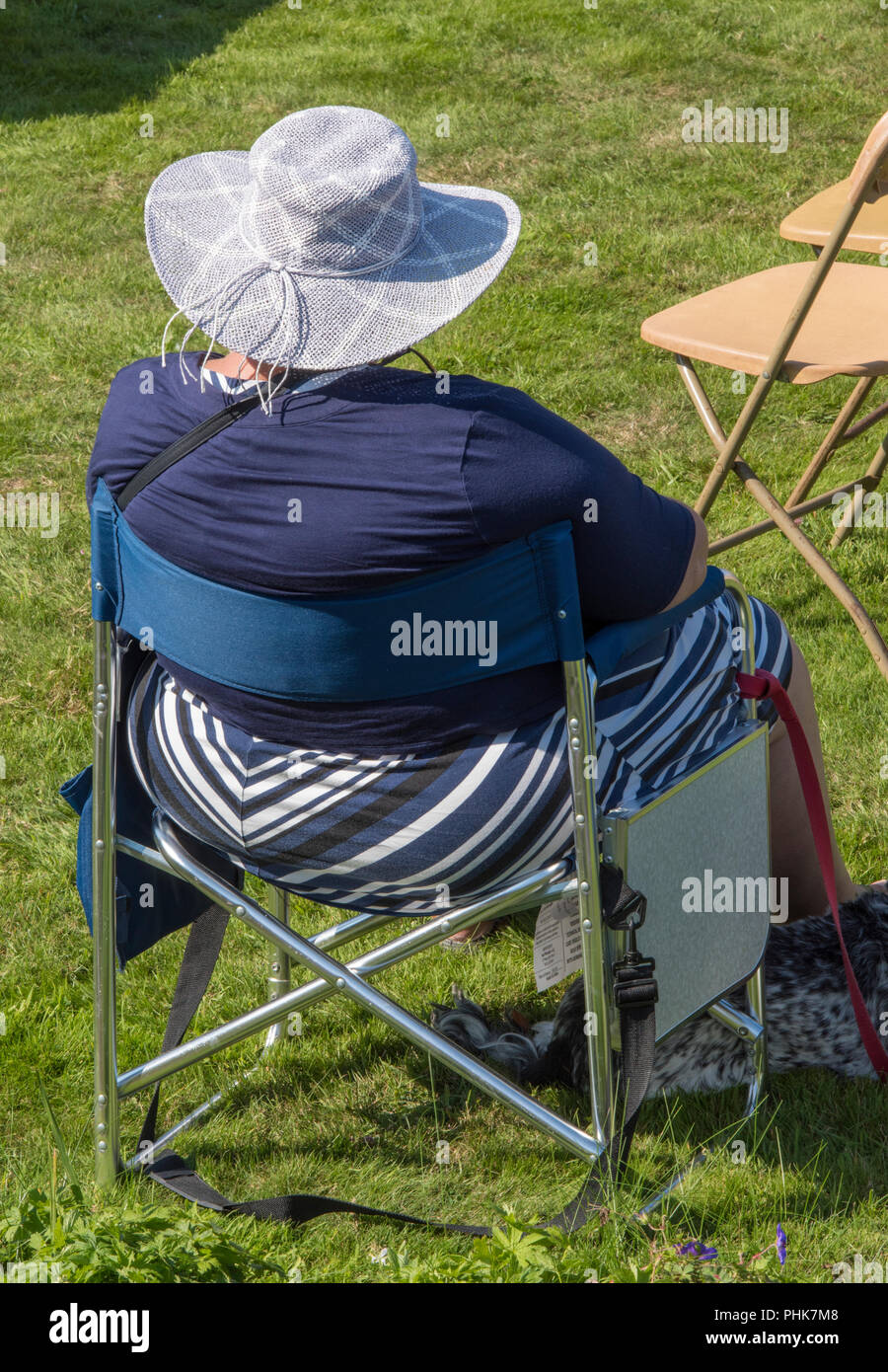 Obese woman sitting on chair -Fotos und -Bildmaterial in hoher Auflösung – Alamy