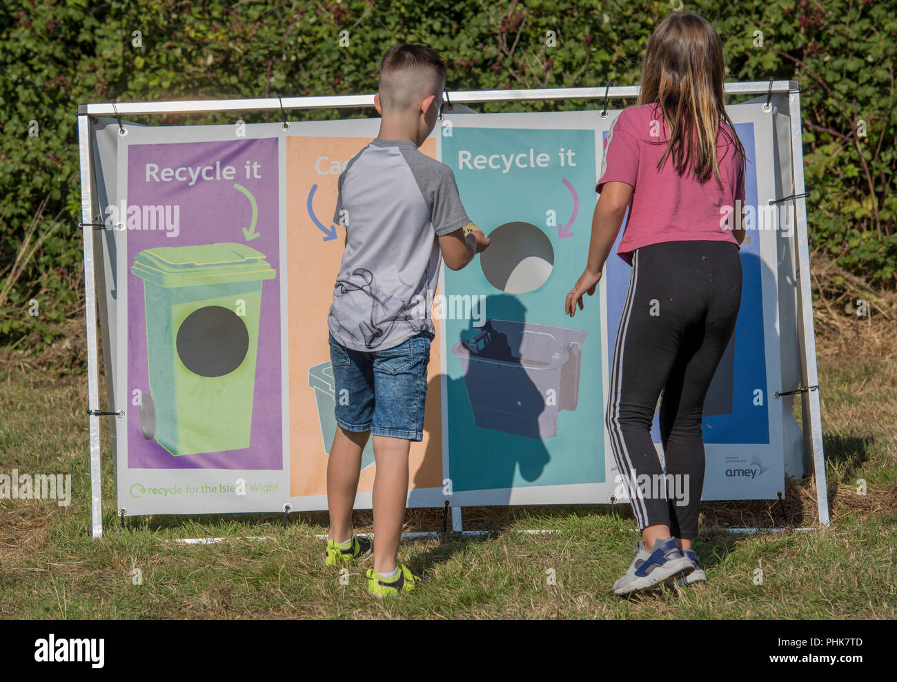 Die Kinder lernen, wie verschiedene Wiederverwertbare Gegenstände zu verwerten, indem Sie durch die Löcher und mehr über die Umwelt und Nachhaltigkeit. Stockfoto