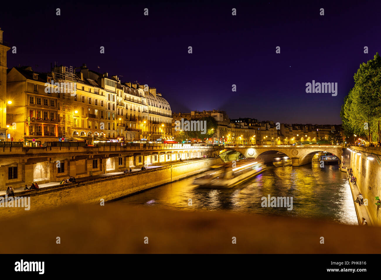 Eine lange Belichtung, Nacht Foto der Seine in Paris. Stockfoto