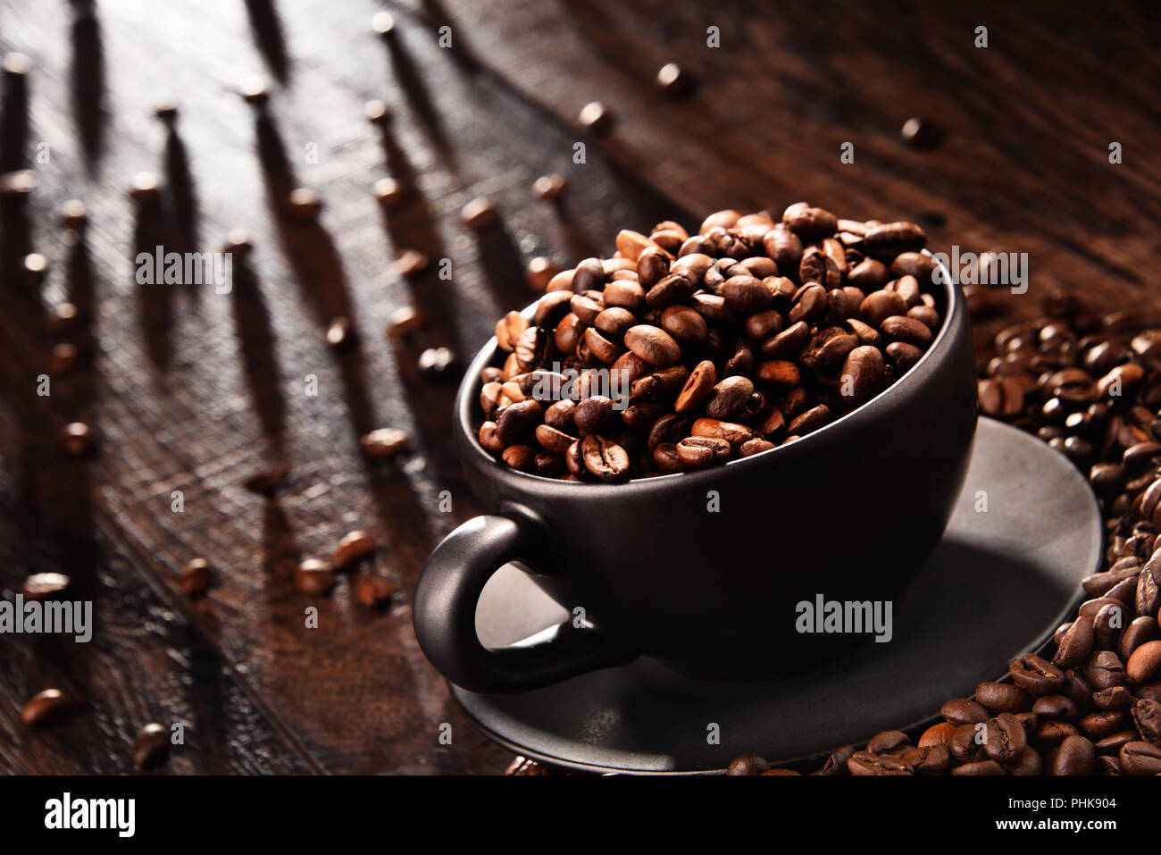 Komposition mit Tasse Kaffee und Bohnen. Stockfoto